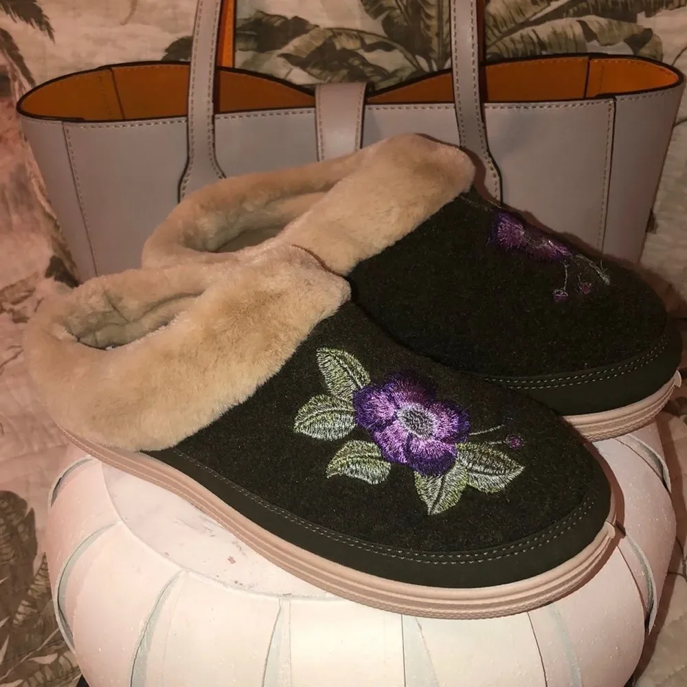 Sz 8 Camo green and cream embroidered fleece slippers